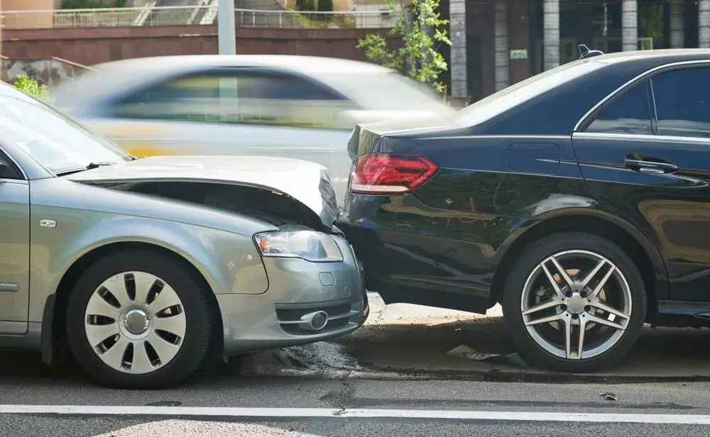Оплата ущерба арендованному автомобилю: на ком лежит ответственность?